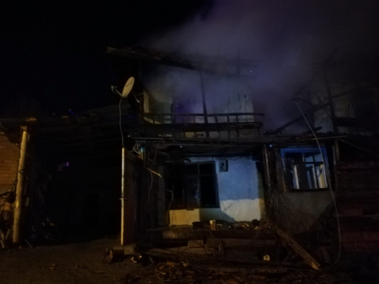 2 Katlı Ev Yangında Kül Oldu