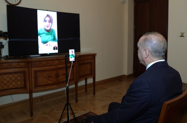 Cumhurbaşkanı Erdoğan, Ümmü Gülsüm Genç’le Sosyal Medyada Canlı Görüştü