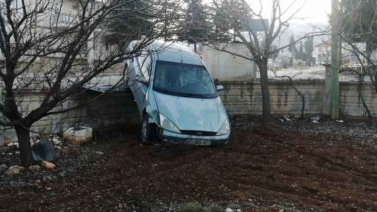 Otomobil Bahçe Duvarını Aşıp Askıda Kaldı