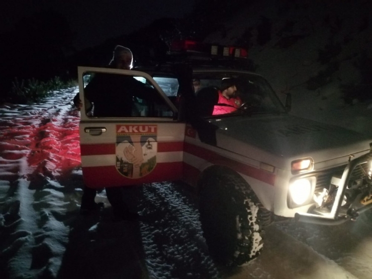 Dağda Mahsur Kalan 4 Kişiyi Akut Kurtardı