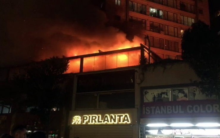 Esenyurt’ta Bir Nargile Kafenin Çatısı Alev Alev Yandı