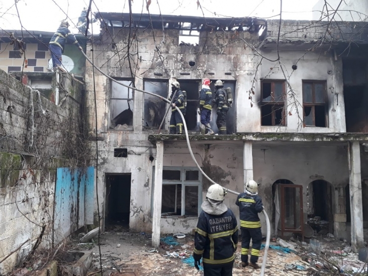 Metruk Binada Çıkan Yangın Korkuttu