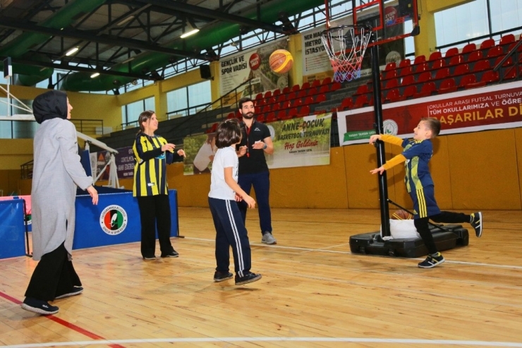 Anne-çocuk Basketbol Turnuvasında Renkli Görüntüler Yaşandı