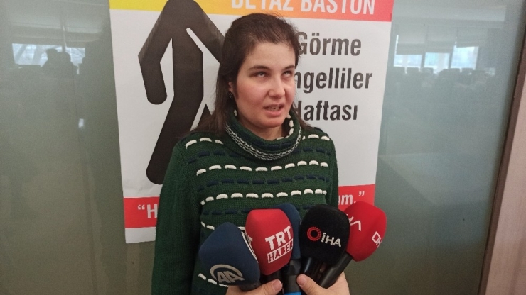 Görme Engelliler Yardım Etmek İsterken Kıranlardan Dertli