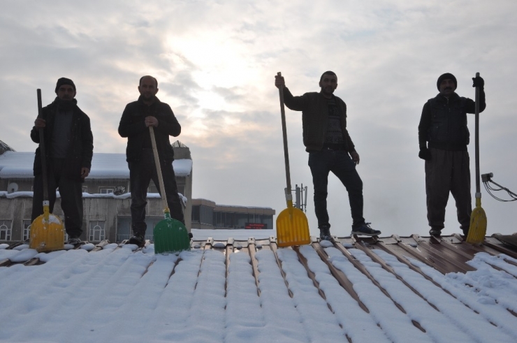 Çatı Temizlemek Ekmek Kapısı Oldu