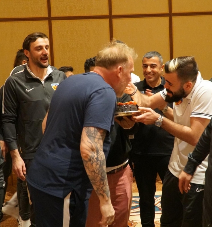 Kayserispor Kampında Sürpriz Doğum Günü