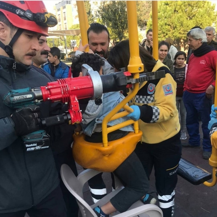 Salıncak Oturağına Sıkışan Çocuk İçin Seferber Oldular