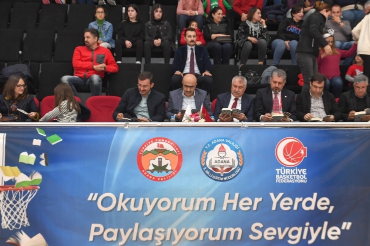 Tribünde Kitap Okudular