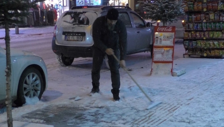Kars’ta Soğuk Hava Yerini Kar Yağışına Bıraktı