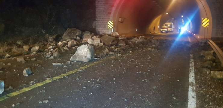 Karabük-yenice Yoluna Kaya Parçaları Düştü