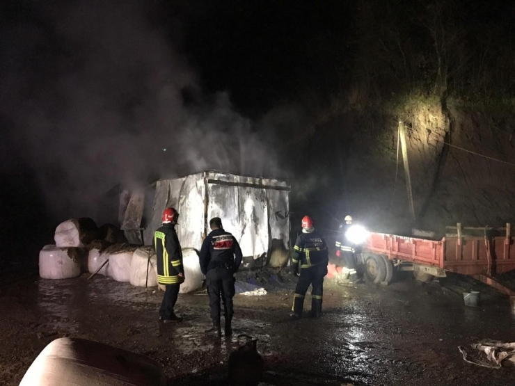 Hayvan Çiftliğindeki Yangın Korkuttu