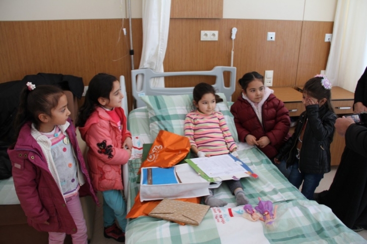 Küçük Melek Her Ay Ameliyat Oluyor