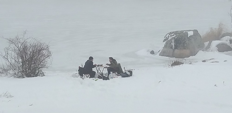 Simav’ın Gölcük Yaylası’ndaki Krater Gölü Buz Tuttu