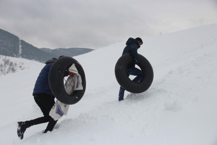 Kütahyalıların Tepsi Ve Lastiklerle Kayak Keyfi