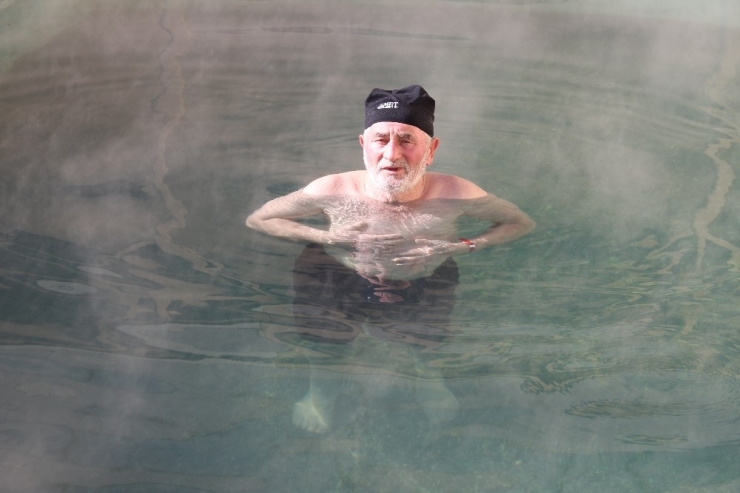 Yosun Havuzuna Şifa İçin Eksi 5 Derecede Giriyorlar