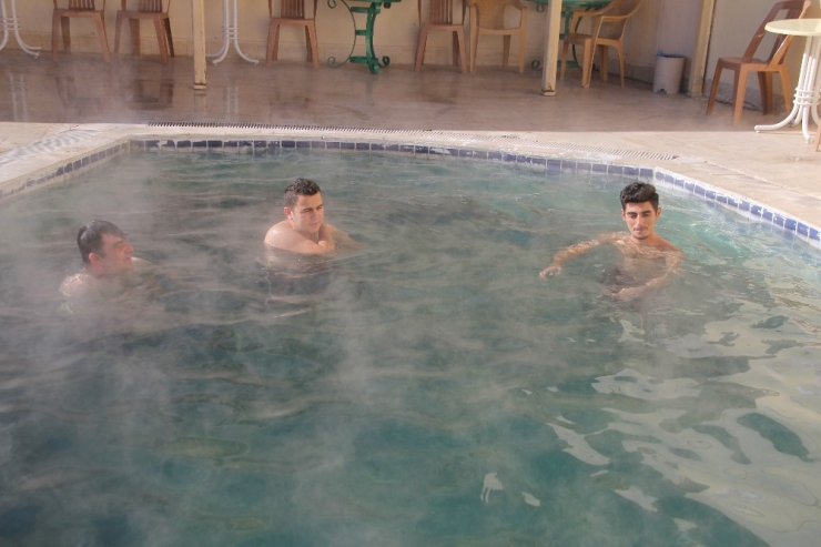 Yosun Havuzuna Şifa İçin Eksi 5 Derecede Giriyorlar