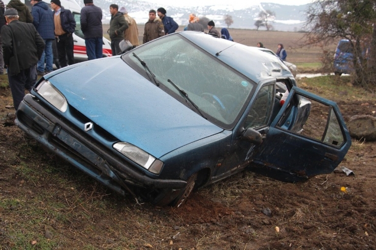 Cenazeye Giden Araç Takla Attı: 5 Yaralı