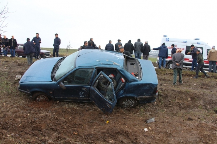 Cenazeye Giden Araç Takla Attı: 5 Yaralı