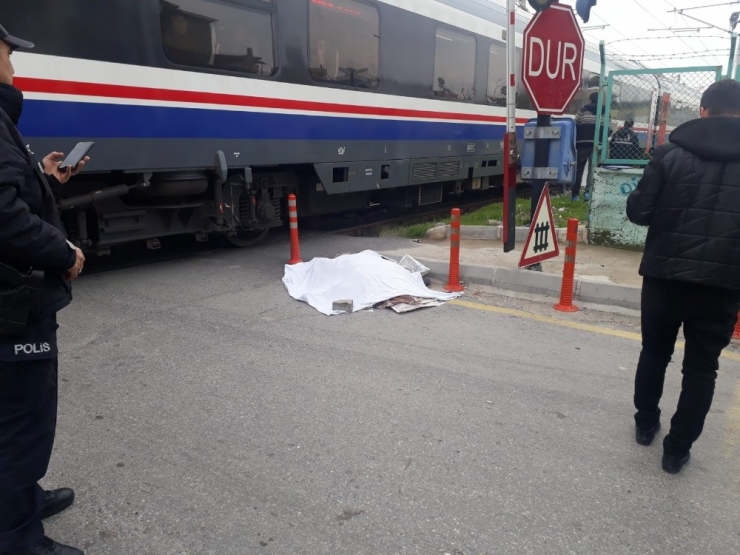 Trenin Çarptığı Kadın Öldü