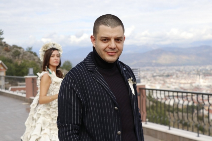 Kitap Sayfalarından Gelinlik Yaptı