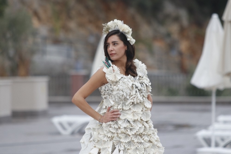 Kitap Sayfalarından Gelinlik Yaptı