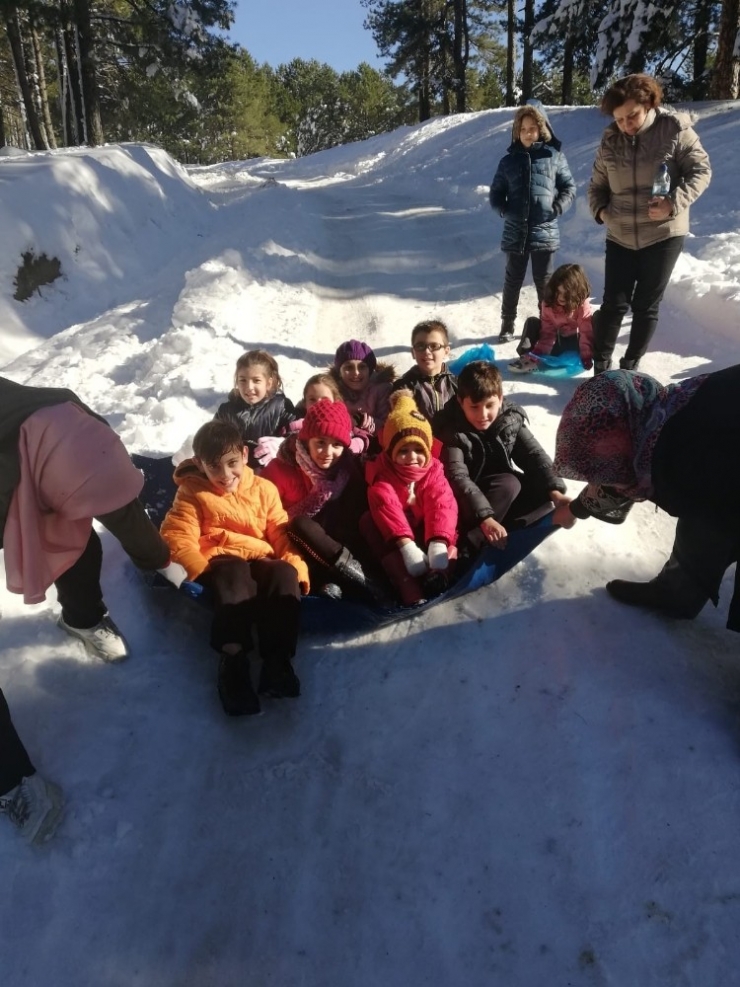 Burhaniyeli Öğrenciler Kar Görmek İçin Kazdağına Gitti
