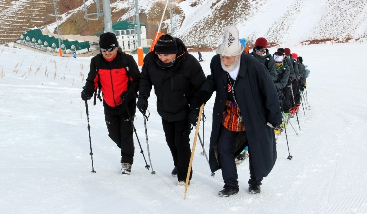 65 Yaşında Elindeki Bastonla Sarıkamış Şehitleri İçin Yürüdü