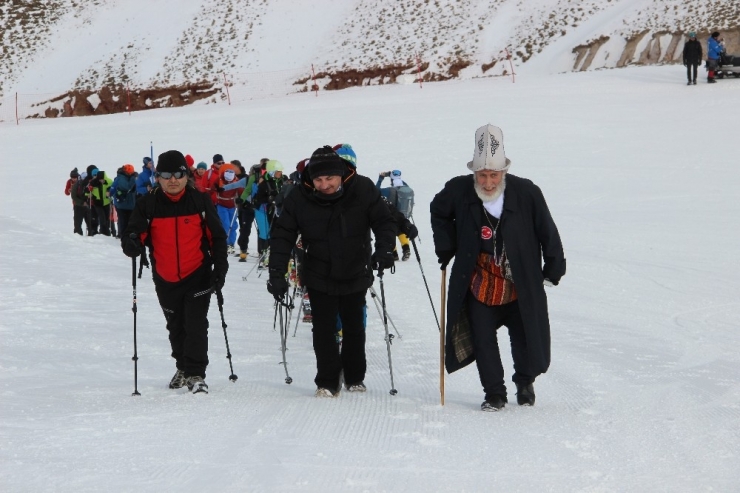65 Yaşında Elindeki Bastonla Sarıkamış Şehitleri İçin Yürüdü