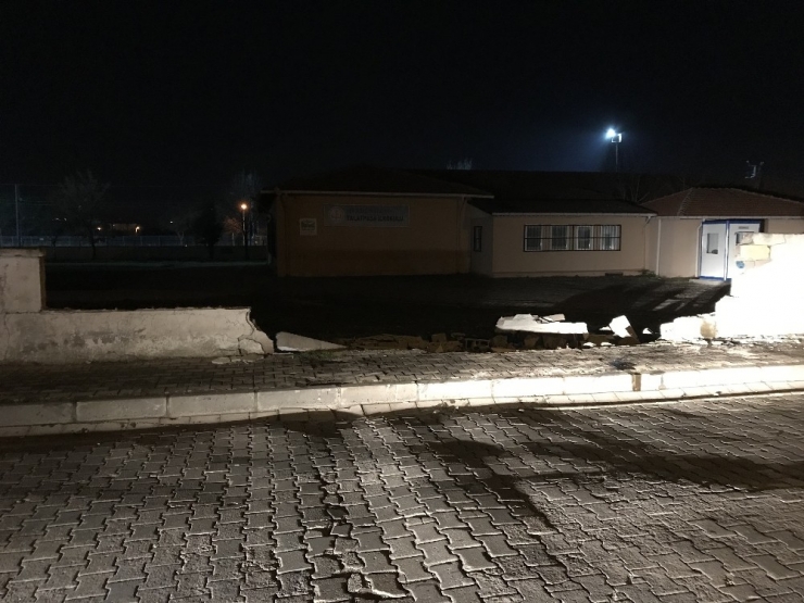 Otomobil Okul Duvarını Yıktı