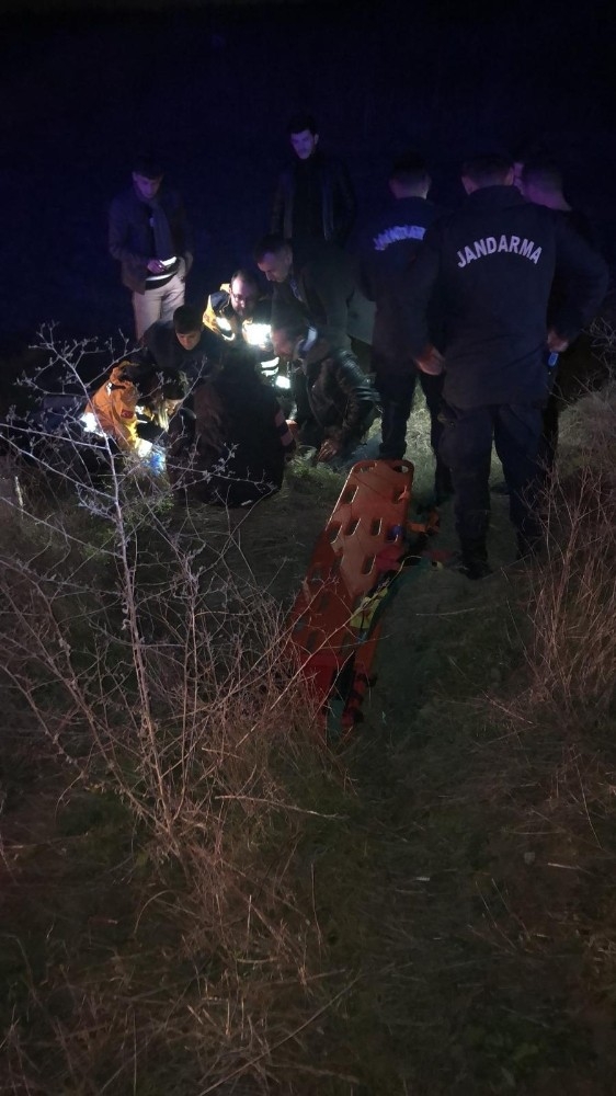 Otomobil Tarlaya Uçtu: 3 Yaralı