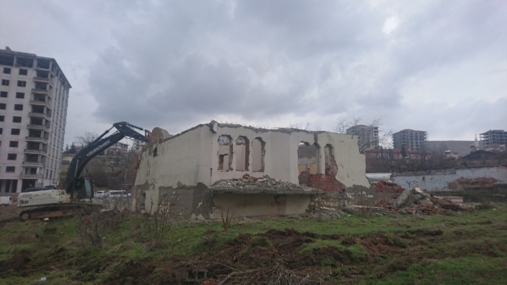 Yeşilyurt’ta Metruk Binalar Yıkılıyor