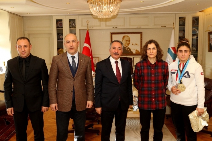 Aiçü Rektörü Prof. Dr. Karabulut, Şampiyon Sporcuyu Kutladı