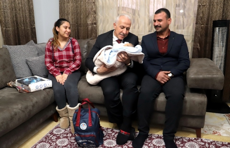 Başkan Gültak, 11 Yıl Sonra Çocuk Sahibi Olan Çiftin Mutluluğunu Paylaştı