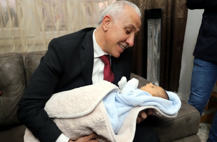 Başkan Gültak, 11 Yıl Sonra Çocuk Sahibi Olan Çiftin Mutluluğunu Paylaştı