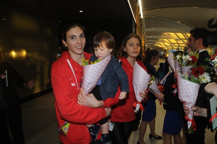 Şampiyon Milliler Yurda Döndü