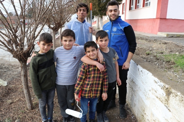 Köy Okulu Öğrencileri İlk Defa Boya Yaptılar