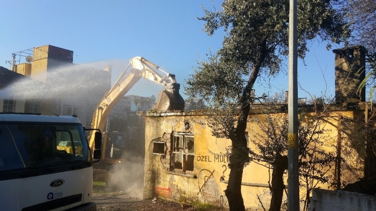 Balbey’de Metruk Bina Yıkıldı