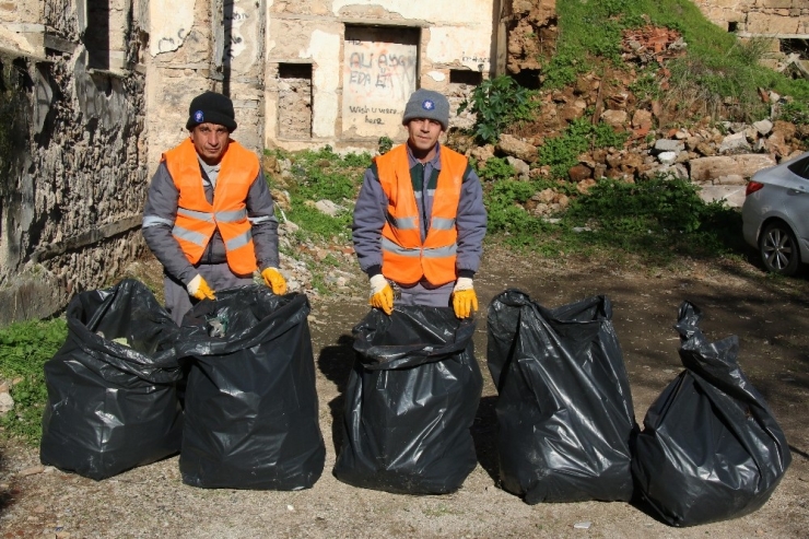 Büyükşehir Tarihi Kaleiçi’ni Temizledi