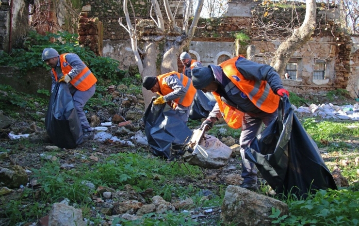 Büyükşehir Tarihi Kaleiçi’ni Temizledi