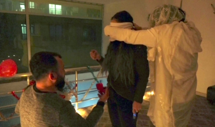 ’Son Duanı Et’ Deyip Evlenme Teklifi Yaptı