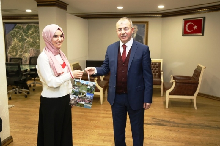 Artvin Valisi Doruk Ümmü Gülsüm’ü Makamında Kabul Etti