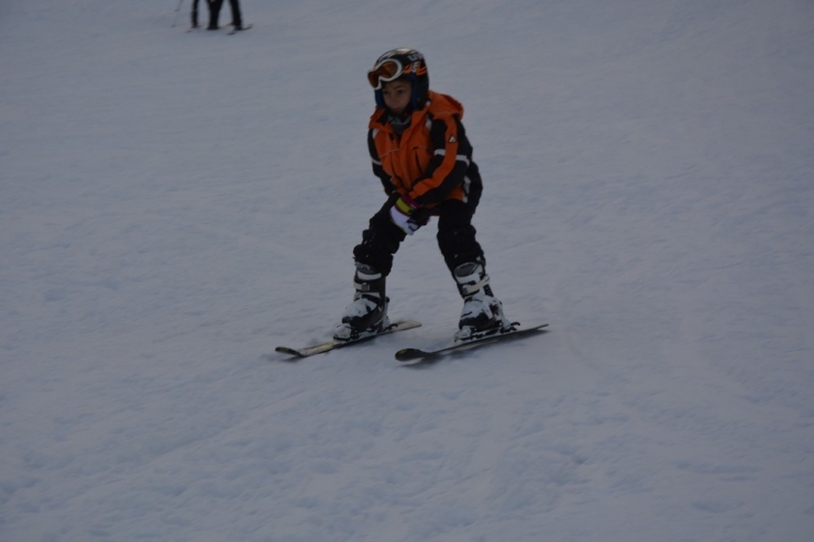 Artvin’de Hafta Sonu Atabarı Kayak Merkezi Doldu Taştı