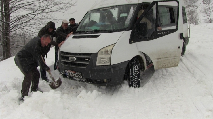 Artvin’de Macahel’e Ulaşım Kar Yağışı İle Birlikte Güçleşti