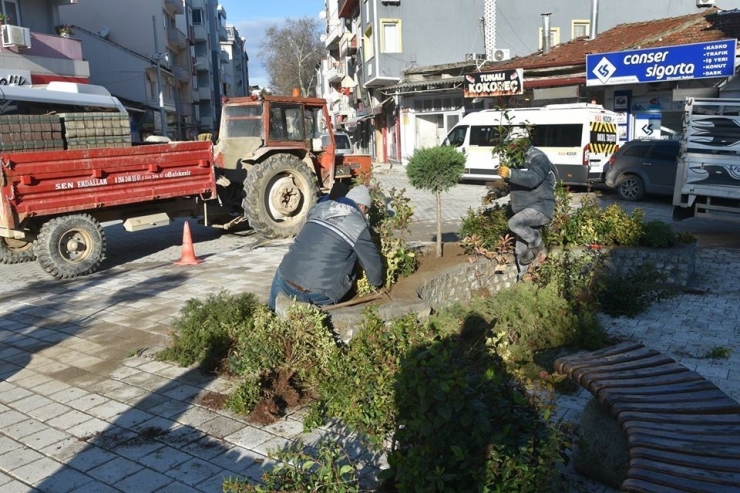 Atatürk Meydanı Çiçek Bahçesine Dönüştü