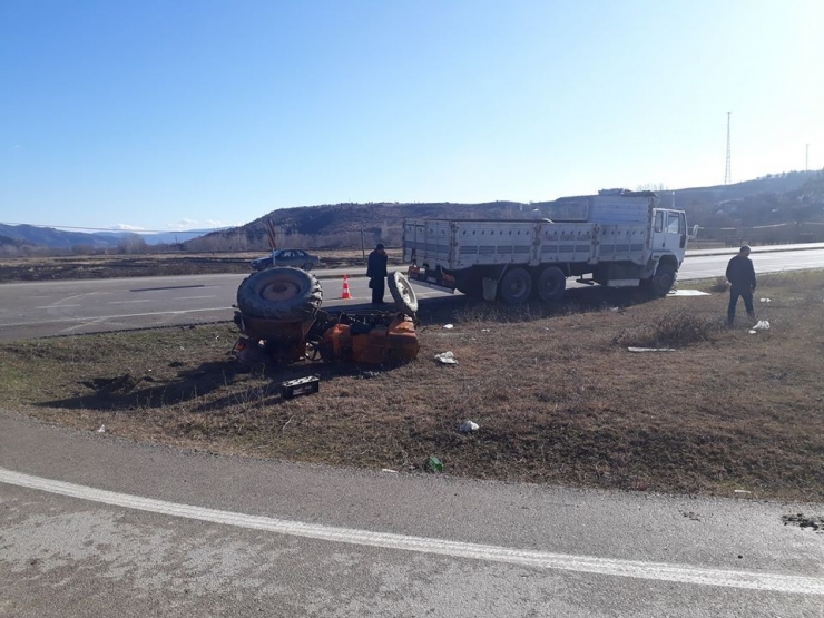 Boyabat’ta Traktörle Kamyon Çarpıştı: 1 Yaralı