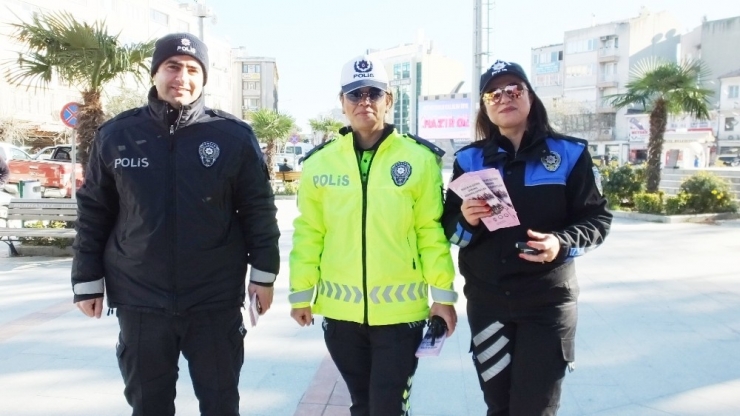Balıkesir’de, Kadın Polisler, Kadın Şiddetine Dikkat Çekmek İçin Broşür Dağıttı