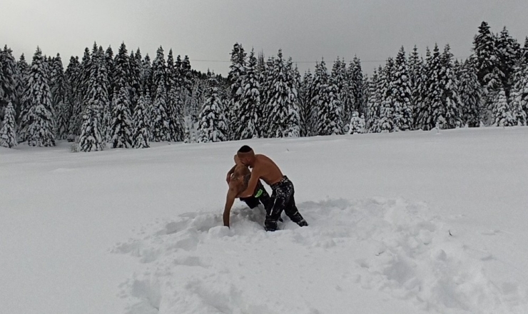 Uludağ’da 1,5 Metre Karda Yürüdüler, Kar Üstünde Güreş Tuttular