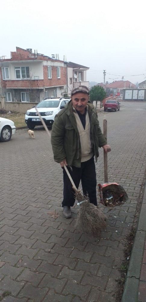 Her Gün Oturduğu Caddeyi Temizliyor