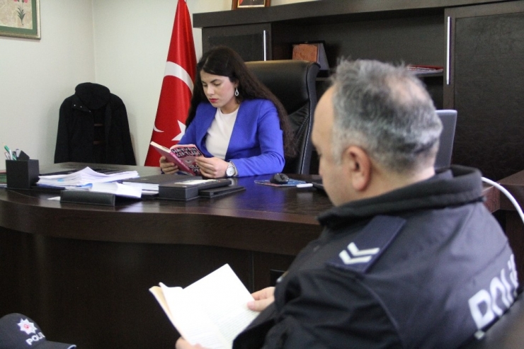 Kitap Okuma Seferberliği Başlattı, Makam Odasının Kapılarını Kitap Tutkunlarına Açtı