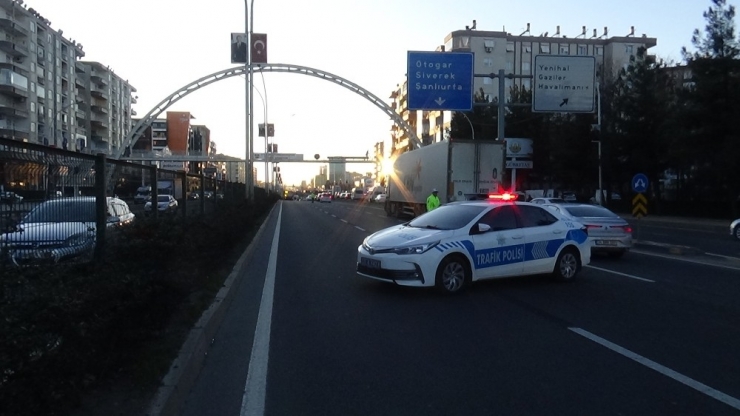 Yayaya Çarpmamak İçin Direksiyonu Kırdı, Refüje Çıktı: 3 Yaralı